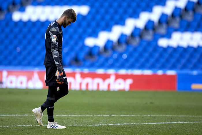 El guardameta Ángel, cabizbajo y fiel reflejo de lo vivido, fue el hombre más destacado del Granada en el `Reale Arena´ (LALIGA)