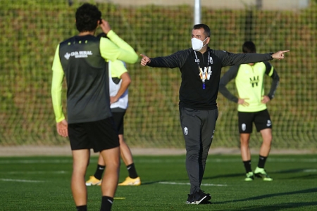 Diego Martínez, ya negativo, ha dirigido la sesión de esta tarde (PEPE VILLOSLADA / GCF) Diego Martínez, ya negativo, ha dirigido la sesión de esta tarde (PEPE VILLOSLADA / GCF)