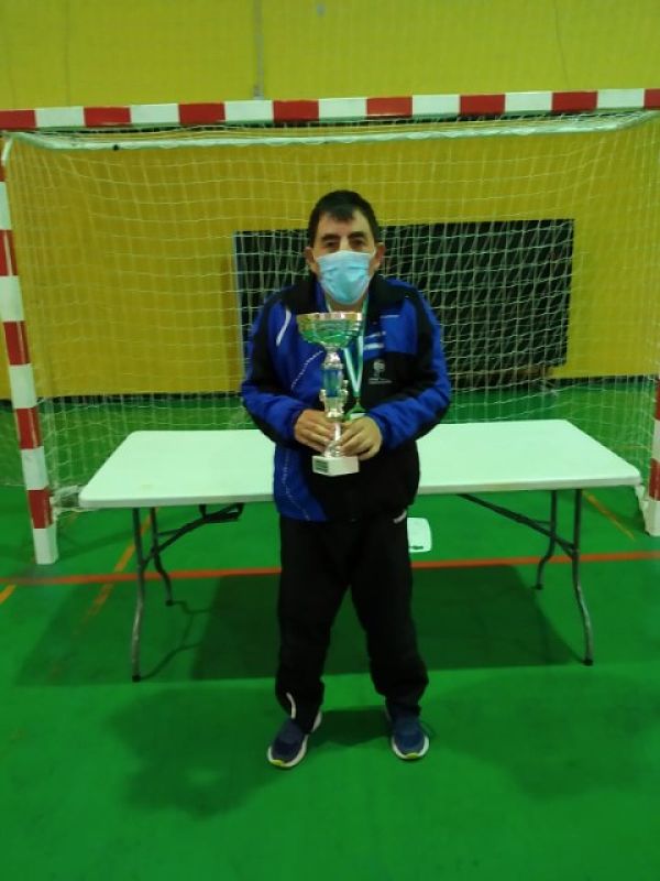 José Antonio Molinero posa con su trofeo (DIPUTACIÓN) 