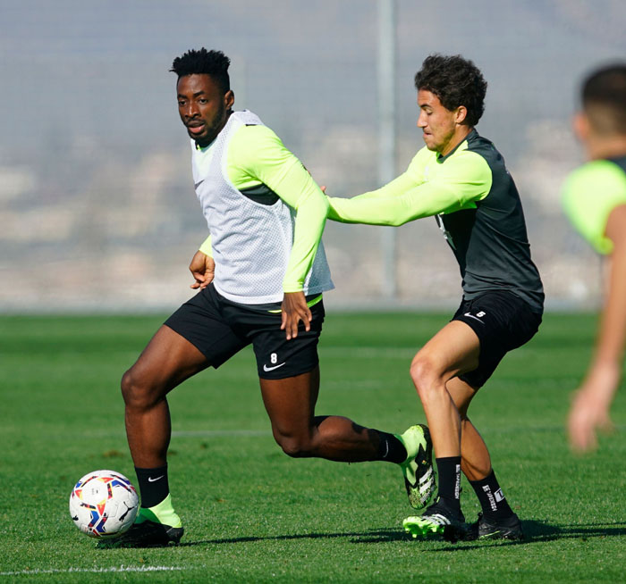 Eteki aguanta el balón ante la presión de Milla en un entrenamiento de esta semana (GRANADA CF)