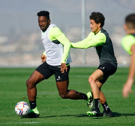 Eteki aguanta el balón ante la presión de Milla en un entrenamiento de esta semana (GRANADA CF) Eteki aguanta el balón ante la presión de Milla en un entrenamiento de esta semana (GRANADA CF)