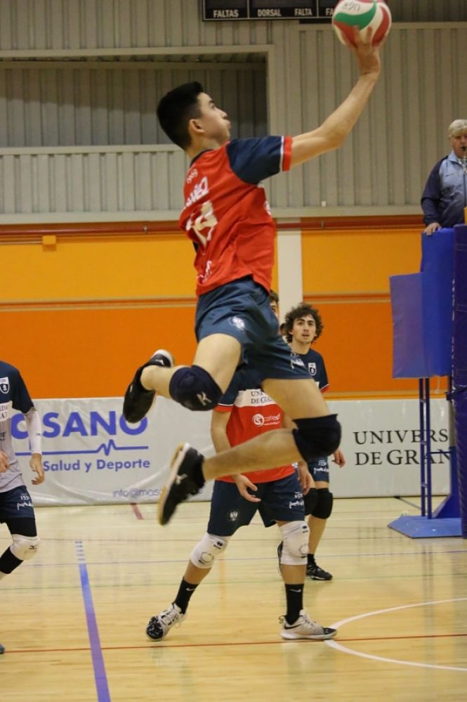 Un jugador universitario realiza un remate (DEPORTES UGR) 