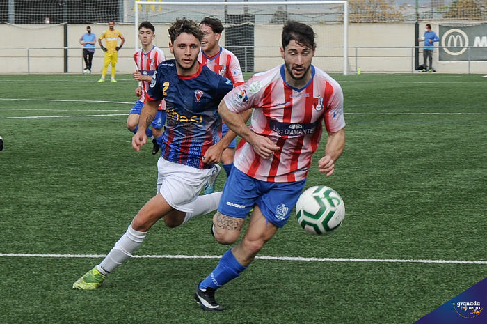 El arenero Cristiano y el azulgrana Antonio, durante un lance del partido de esta mañana en el `Municipal de Armilla´ (JOSÉ M. BALDOMERO)