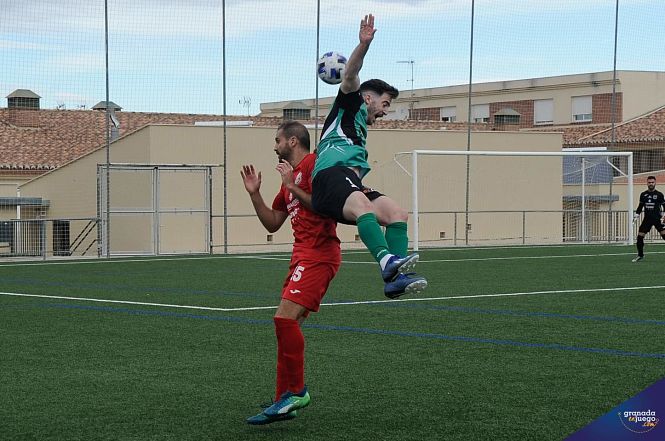 El Huétor Vega se empleó a fondo ante el líder (JOSÉ M. BALDOMERO) 