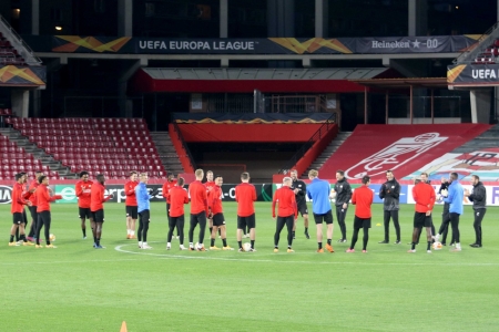 El PSV necesita la victoria mañana en el `Nuevo Los Cármenes´ para seguir vivo (JOSÉ VELASCO) El PSV necesita la victoria mañana en el `Nuevo Los Cármenes´ para seguir vivo (JOSÉ VELASCO)
