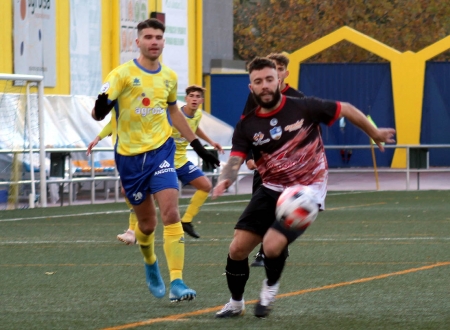 El lojeño Migue Cobo trata de llevarse el balón (MIGUEL JÁIMEZ)