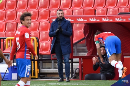 Diego Martínez, durante el Granada - Huesca (JOSÉ M. BALDOMERO)