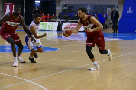 Lluís Costa inicia un ataque de Covirán (FUNDACIÓN CB GRANADA) Lluís Costa inicia un ataque de Covirán (FUNDACIÓN CB GRANADA)