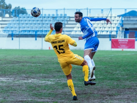 Peri (Motril) e Ismael Gallar (Vélez), en un lance del encuentro (SEMANARIO MUCHO DEPORTE) Peri (Motril) e Ismael Gallar (Vélez), en un lance del encuentro (SEMANARIO MUCHO DEPORTE)