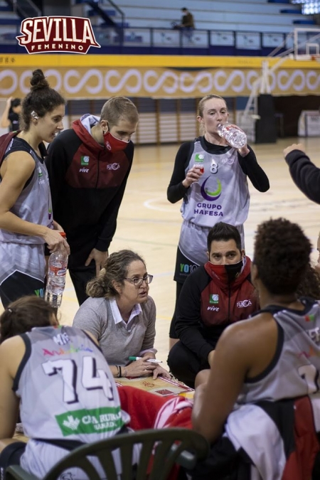 Maribel Píñar da instrucciones durante un tiempo muerto (CB SEVILLA FEMENINO) Maribel Píñar da instrucciones durante un tiempo muerto (CB SEVILLA FEMENINO)
