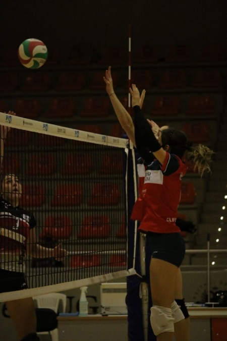 Dos jugadoras del Universidad bloquean en la Red (DEPORTES UGR) Dos jugadoras del Universidad bloquean en la Red (DEPORTES UGR)