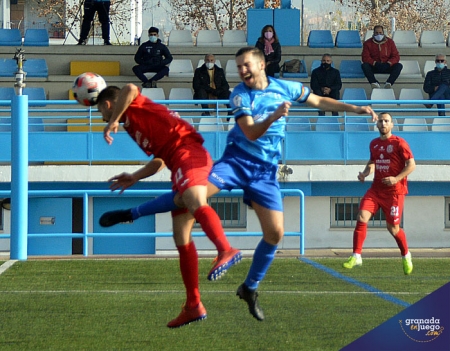 El choque en la Ciudad Deportiva de Maracena fue muy disputado por parte de ambos equipos (LÁZARO / GRJ)