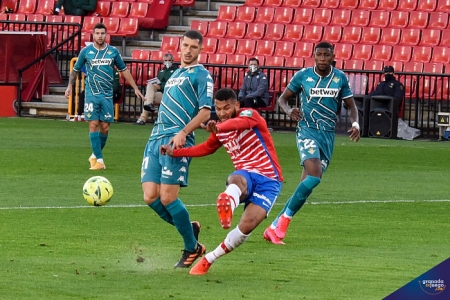 Momento en el que Luis Suárez disparaba, pero Guido Rodríguez cometía penalti sobre el colombiano (JOSÉ M. BALDOMERO)