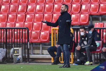 Diego Martínez, entrenador del Granada CF, en un momento del partido ante el Betis (JOSÉ M. BALDOMERO)