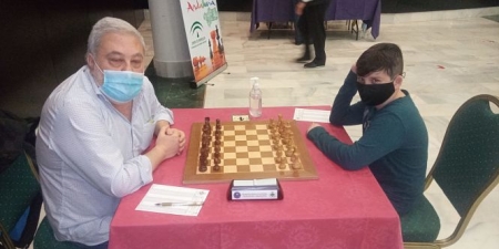 Partida del joven ajedrecista de Vegas del Genil durante el Campeonato de Andalucía celebrado en Salobreña (AYTO. VEGAS DEL GENIL)