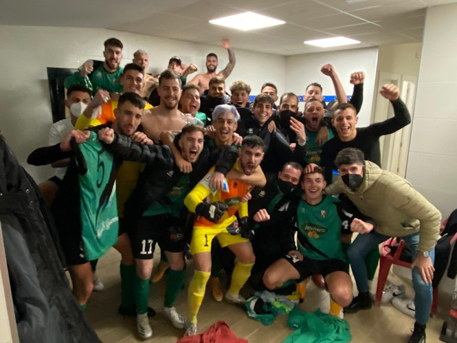 El Huétor Vega celebró la victoria en vestuarios (CD HUÉTOR VEGA) 
