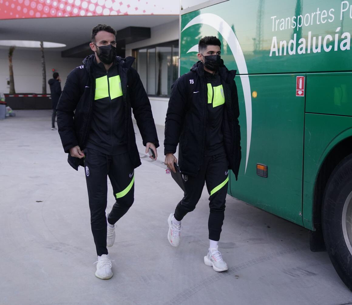 Quini y Carlos Neva, antes de emprender el viaje a Eibar (PEPE VILLOSLADA / GCF)
