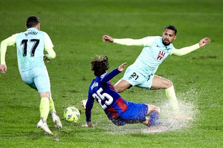 Yangel Herrera y Quini en una acción con Bryan Gil (LALIGA)