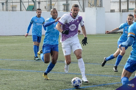 El local Gueye y el visitante Carlos Fernández, durante un lance del choque de esta mañana (JOSÉ M. BALDOMERO)