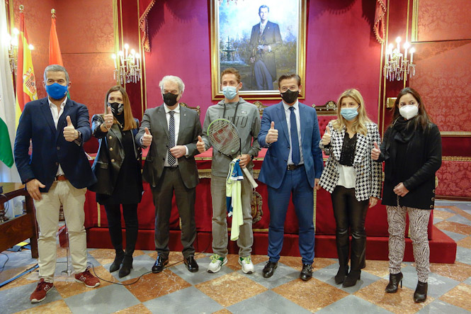 El Ayuntamiento de Granada recibe al tenista profesional granadino Roberto Carballés (AYUNTAMIENTO DE GRANADA) 