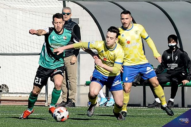 Huétor Vega y Huétor Tájar disputaron un intenso derbi (JOSÉ M. BALDOMERO) 