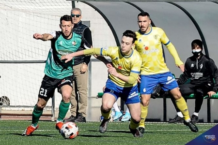 Huétor Vega y Huétor Tájar disputaron un intenso derbi (JOSÉ M. BALDOMERO) 