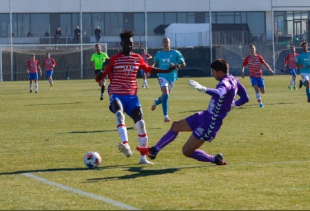 Nuha Marong ante el portero murciano (GRANADA CF) Nuha Marong ante el portero murciano (GRANADA CF)