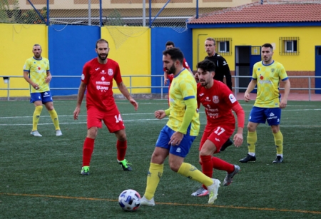 Mario controla el balón ante Álex Martínez (PACO CASTILLO) Mario controla el balón ante Álex Martínez (PACO CASTILLO)