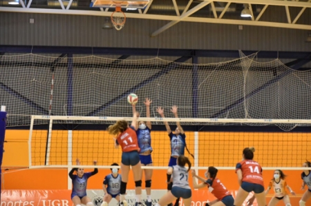 Una jugadora universitaria realiza un remate (DEPORTES UGR) Una jugadora universitaria realiza un remate (DEPORTES UGR)
