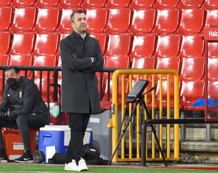 Diego Martínez en un momento del encuentro en Los Cármenes ante el Celta (JOSÉ M. BALDOMERO)