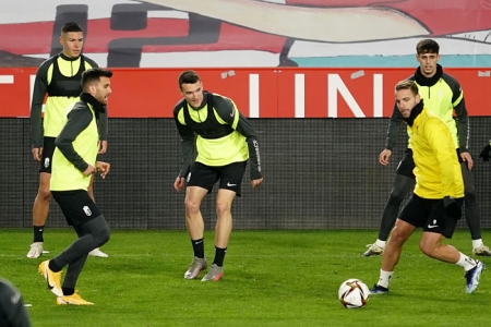 Adrián Marín, en el centro, junto a sus nuevos compañeros durante el entrenamiento de hoy (PEPE VILLOSLADA / GCF) Adrián Marín, en el centro, junto a sus nuevos compañeros durante el entrenamiento de hoy (PEPE VILLOSLADA / GCF)