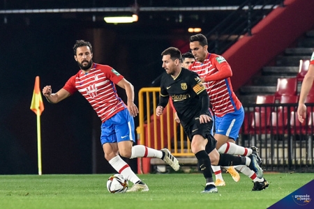 El Granada se quedó con la miel en los labios ante el Barça de Messi (JOSÉ M. BALDOMERO) El Granada se quedó con la miel en los labios ante el Barça de Messi (JOSÉ M. BALDOMERO)