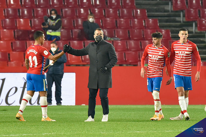 Diego Martínez intentó levantar el ánimo a sus jugadores tras la eliminación copera (JOSÉ M. BALDOMERO)