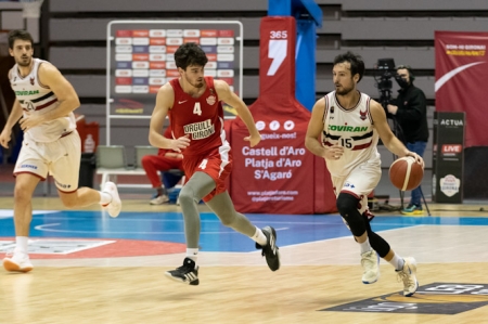 Lluís Costa lanza un contraataque de los nazaríes (SERGI GERONÉS) Lluís Costa lanza un contraataque de los nazaríes (SERGI GERONÉS)