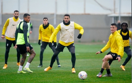 Gonalons, a la izquierda de la imagen, durante un lance del entrenamiento de hoy (PEPE VILLOSLADA / GCF) Gonalons, a la izquierda de la imagen, durante un lance del entrenamiento de hoy (PEPE VILLOSLADA / GCF)