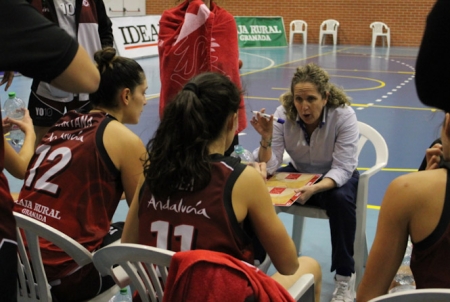 Maribel Piñar da instrucciones a sus jugadores durante un partido (RACA) Maribel Piñar da instrucciones a sus jugadores durante un partido (RACA)