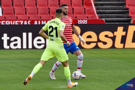 Domingos Duarte ante Carrasco durante un lance del partido (JOSÉ M. BALDOMERO) Domingos Duarte ante Carrasco durante un lance del partido (JOSÉ M. BALDOMERO)