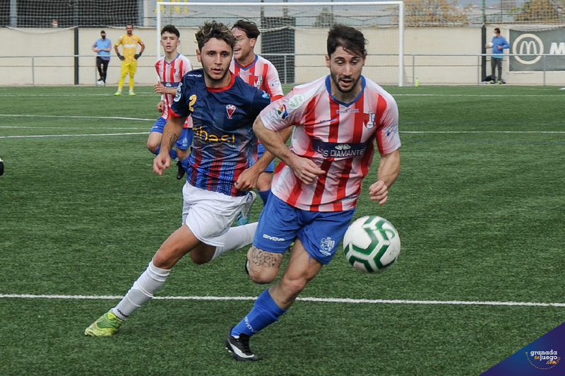 Una jugada del derbi entre Vandalia y Arenas de la primera vuelta (JOSÉ M. BALDOMERO)