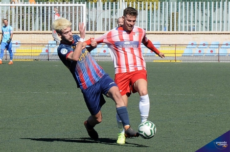 Javi Prieto y Nacho Linares pugnan por el balón durante un lance del partido (JOSÉ M. BALDOMERO) Javi Prieto y Nacho Linares pugnan por el balón durante un lance del partido (JOSÉ M. BALDOMERO)