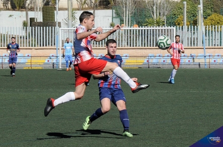 Acción durante el derbi de esta mañana en el `Nuevo Antonio Bailón´ (JOSÉ M. BALDOMERO)