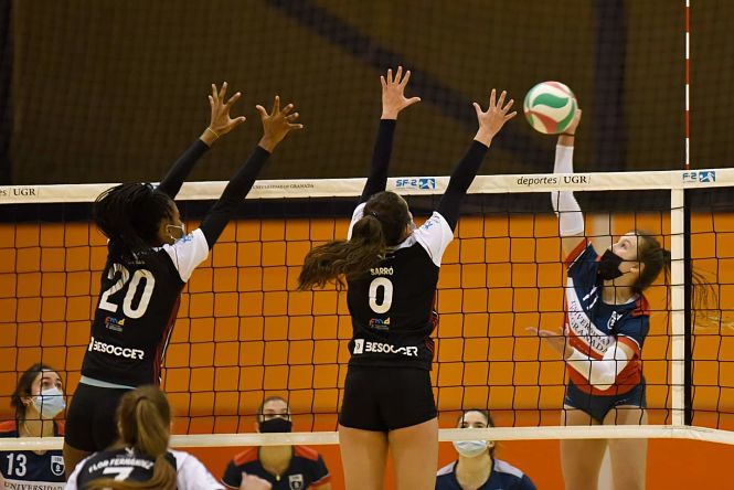 Remate de una jugadora del Universidad de Granada (DEPORTES UGR) 