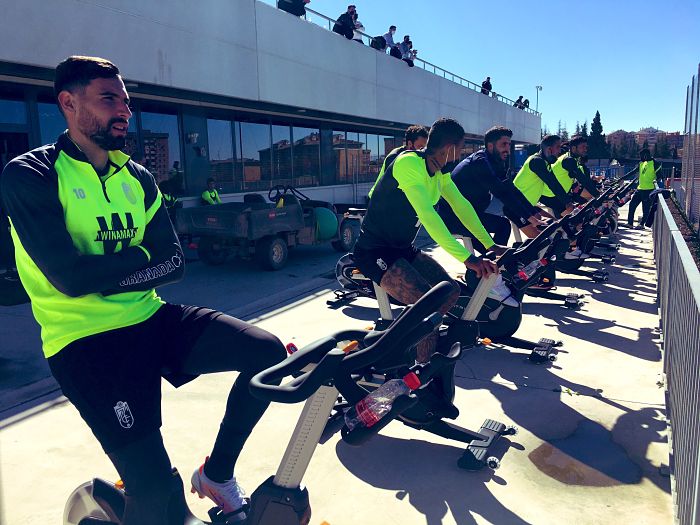 Los jugadores del Granada realizaron ayer sesión de bicicleta mientras presenciaban el encuentro del filial (PEPE VILLOSLADA / GCF)