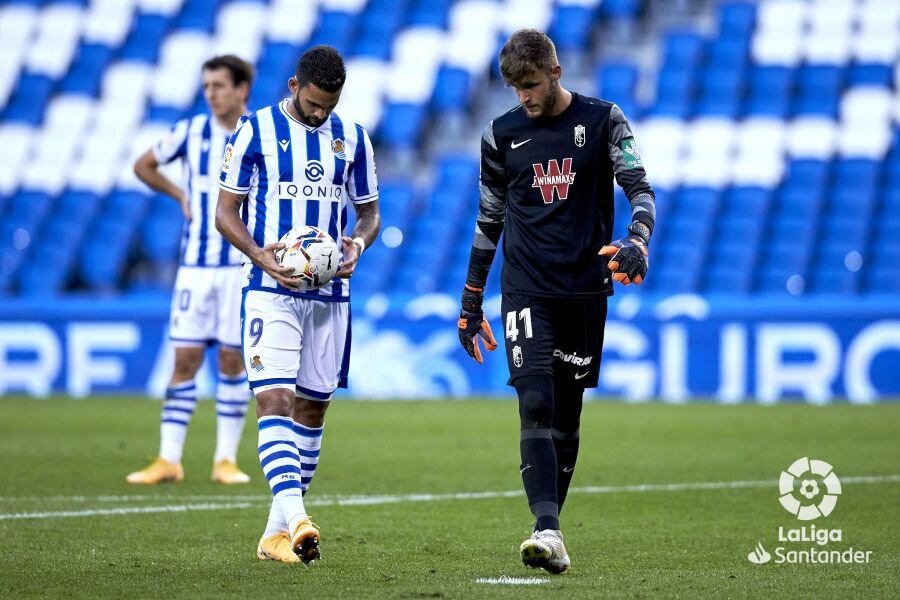 El Granada cayó derrotado en la primera vuelta ante la Real por 2-0. En la imagen, el guardameta del juvenil Ángel, momentos antes de detener un penalti a Willian José (LALIGA)