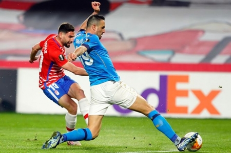 Antonio Puertas dispara ante un jugador napolitano (GRANADA CF) Antonio Puertas dispara ante un jugador napolitano (GRANADA CF)