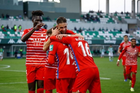 El Recreativo celebra uno de los goles (GRANADA CF) El Recreativo celebra uno de los goles (GRANADA CF)