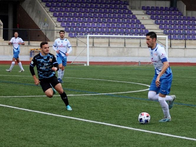 Seco avanza con el balón durante el partido (ANTONIO MATEOS)