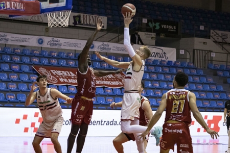 Alex Murphy intenta anotar en la zona (FUNDACIÓN CB GRANADA) Alex Murphy intenta anotar en la zona (FUNDACIÓN CB GRANADA)