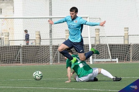 Un jugador del Villacarrillo salta sobre un jugador atarfeño (JOSÉ M. BALDOMERO) 