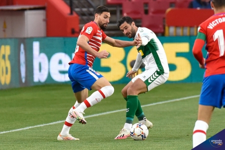 Antonio Puertas con el balón en una jugada ante el Elche CF (JOSÉ M. BALDOMERO) Antonio Puertas con el balón en una jugada ante el Elche CF (JOSÉ M. BALDOMERO)