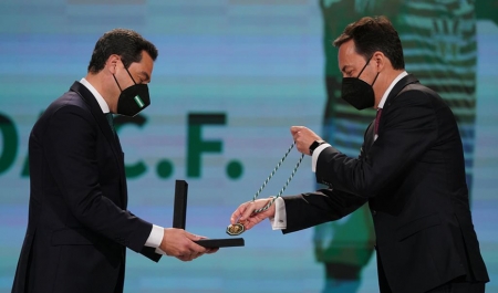 Juanma Moreno entrega la Medalla del Deporte de Andalucía a Antonio Fernández Monterrubio (JUNTA DE ANDALUCÍA) Juanma Moreno entrega la Medalla del Deporte de Andalucía a Antonio Fernández Monterrubio (JUNTA DE ANDALUCÍA)